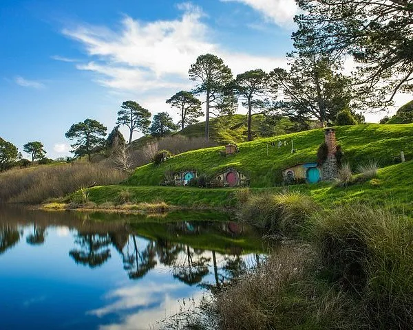 Hobbiton Movie Set and Waitomo Glowworm Caves Guided Day Trip from Auckland